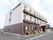 施設の建物は3階建てである。外観はクリーム色と落ち着きのある茶色を基調としている。駐車場が敷地内に設けられている。