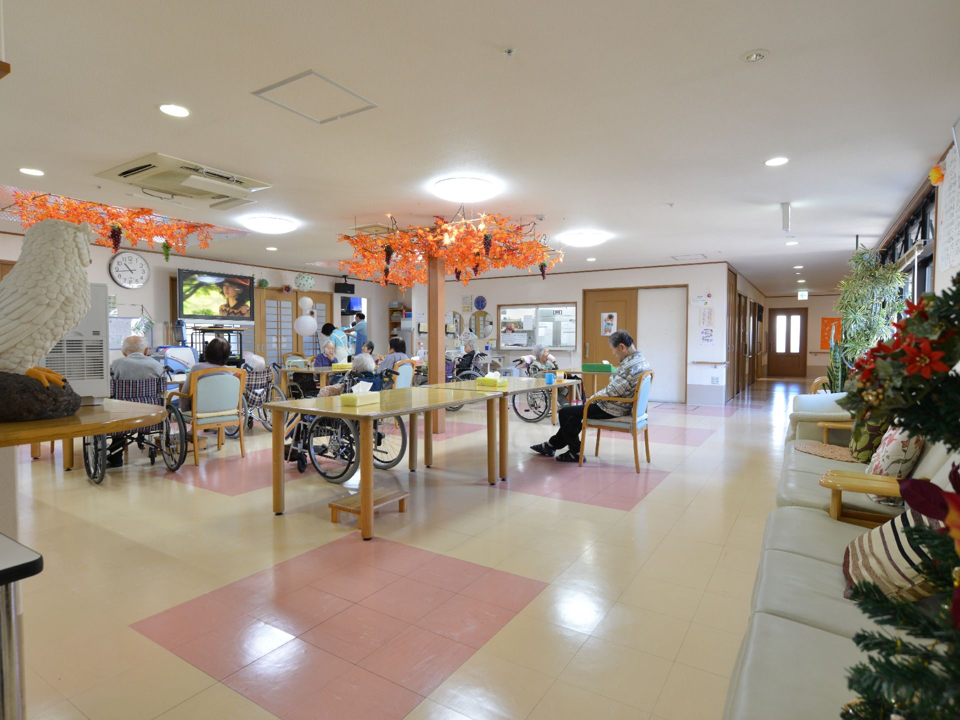 季節に応じて装飾された広い部屋は黄色とピンクのタイルの床で、リクリエーション活動や趣味の時間を過ごす部屋となっている。