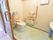 トイレの出入り口は車いすを使っている方も利用しやすいように大きな扉を設置していて、便座近くに手すりも取り付けている。