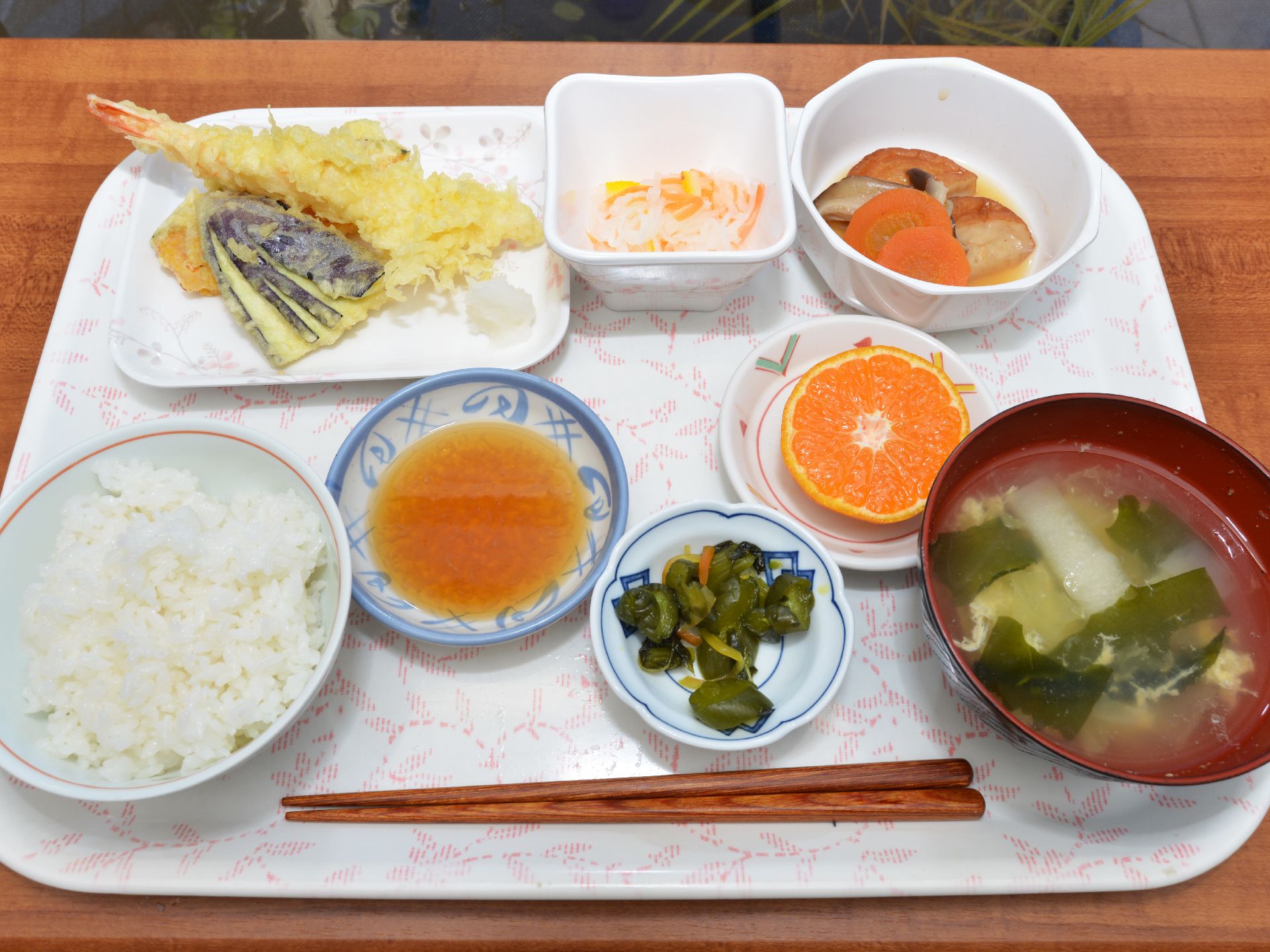 一日に必要なカロリーと栄養面をバランスよく考えられた体に優しくて美味しいごはん。デザートにフルーツもある。