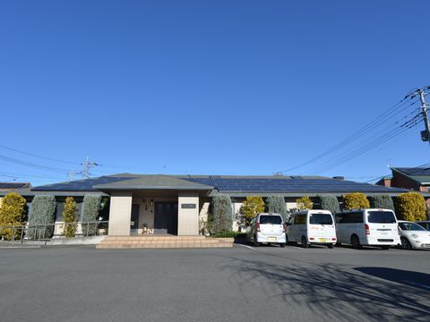施設前の敷地は広く、駐車スペースとして数多くの車が止められている。広いのでストレスなく車を出し入れできる。