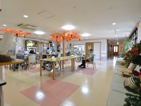 「ラポール伊勢崎」厨房。調理師が腕によりをかけて、お料理を作っています。