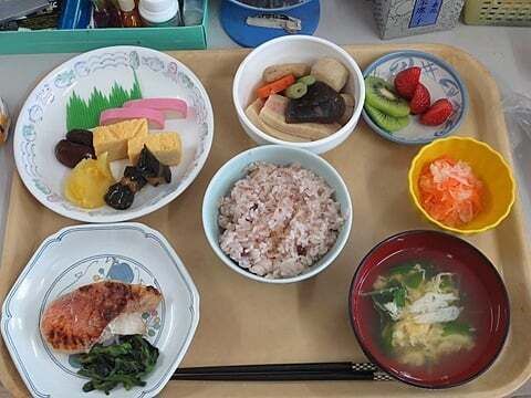 ご飯とかきたま汁と筑前煮、焼き魚や卵焼きのセット