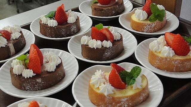 苺や生クリーム、ミントの葉をトッピングしたスポンジケーキ