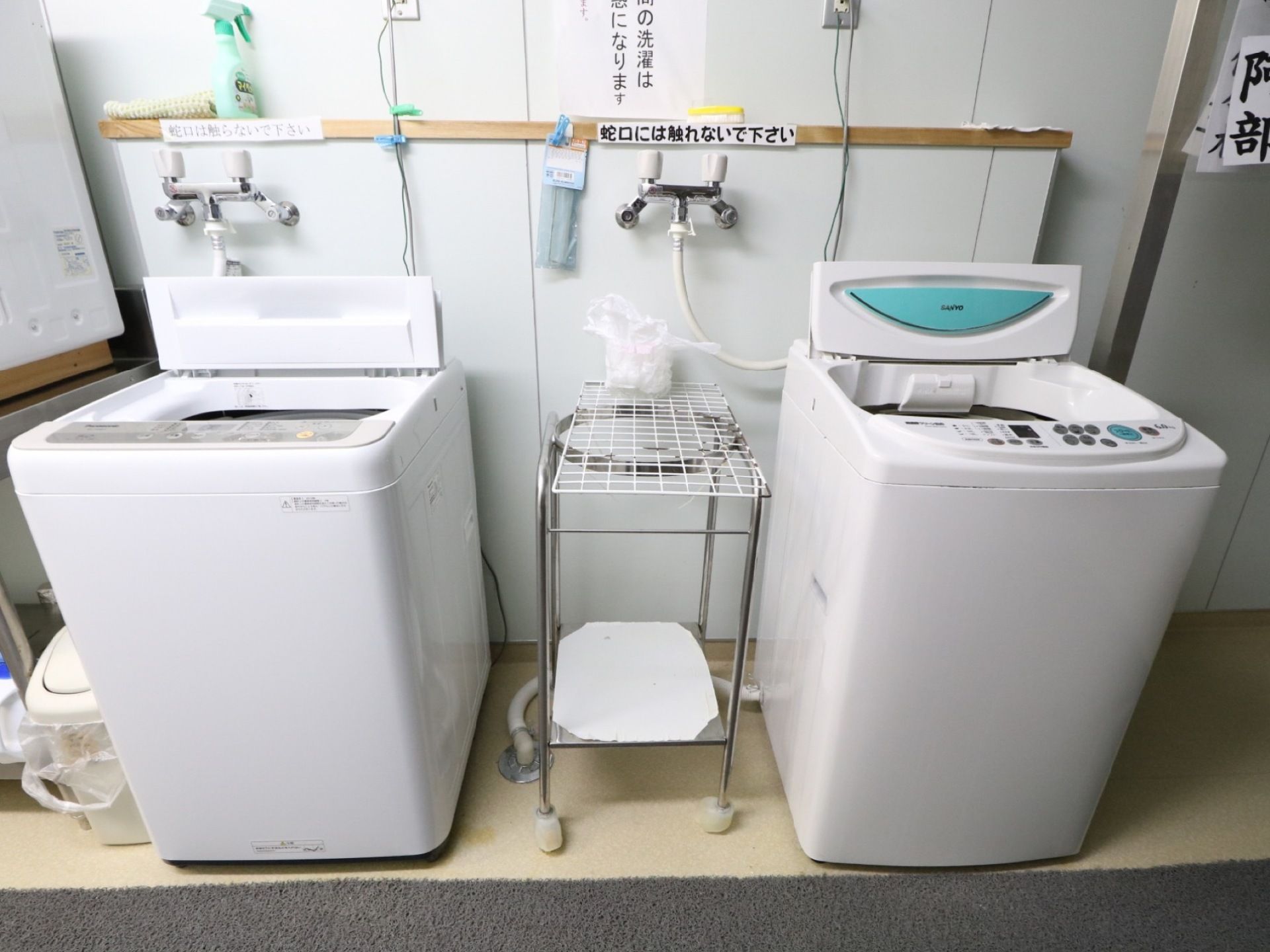 施設内には洗濯室が完備されている。2台の洗濯機で施設の備品などを綺麗に洗濯している。管理はスタッフが責任を持って行っている。