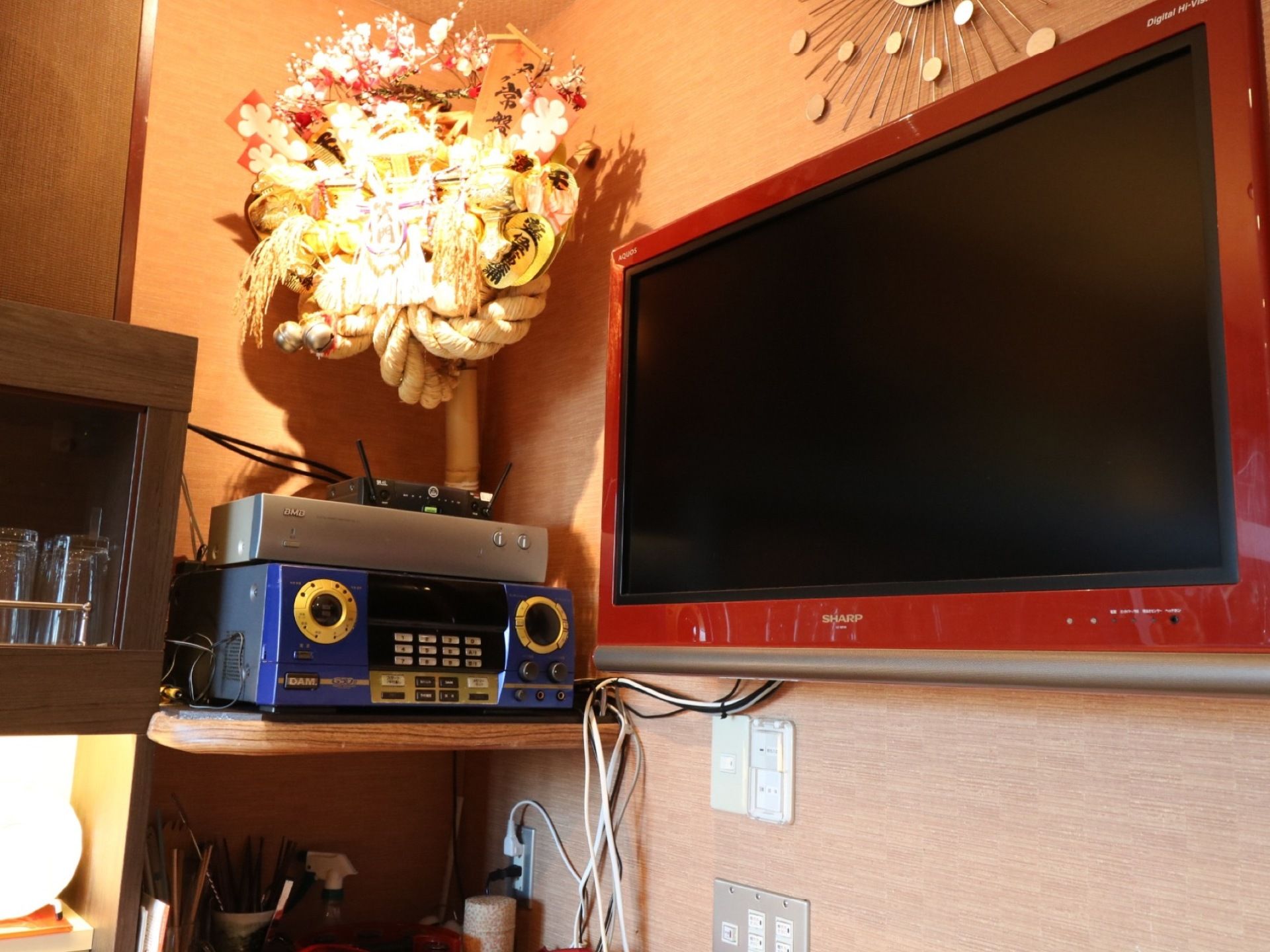 施設内にあるスナックにはカラオケ設備がされている。カラオケの機械と大きな壁掛けテレビが置かれ、また、機械の上には豪華な飾り付けがされている。
