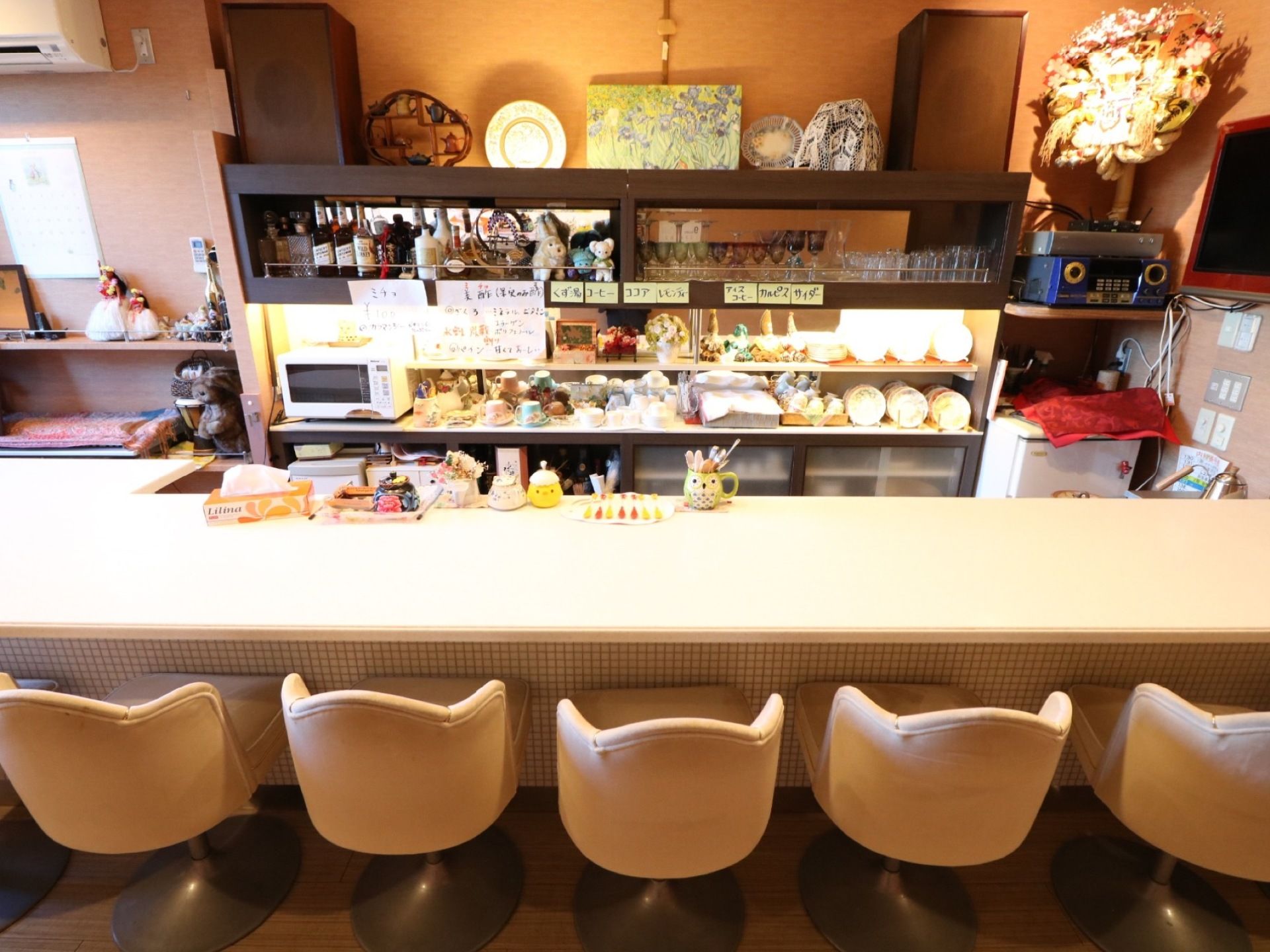 入居者様の交流の場として、施設内にスナックが開かれている。ソフトドリンクからお酒までさまざまな飲み物を楽しめるようになっている。