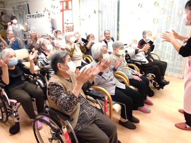 シャワーが複数設置された浴室