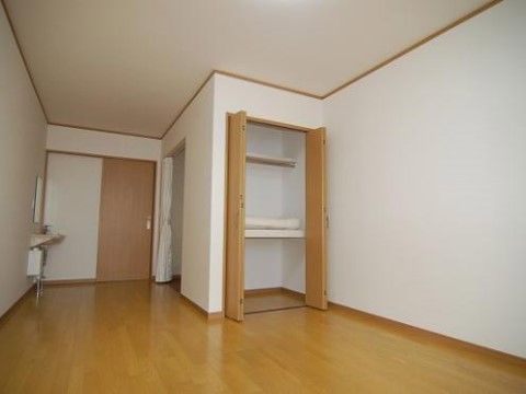 洗面台とクローゼットが設置された居室