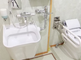 介護施設内の清潔なトイレスペース