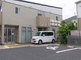 施設の駐車場と周辺の住宅