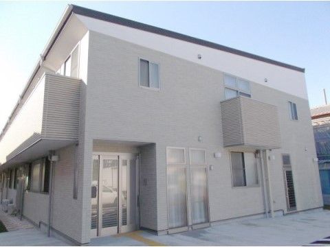 2階建てのグレーの建物