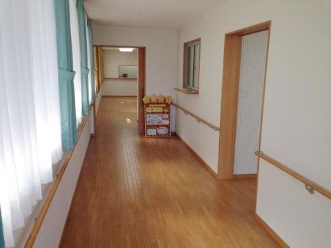壁に手すりが設置された廊下