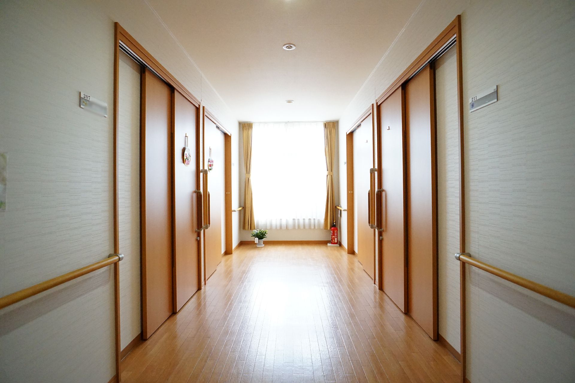 手でしっかりとつかみやすい形状の手すりが設置されている廊下