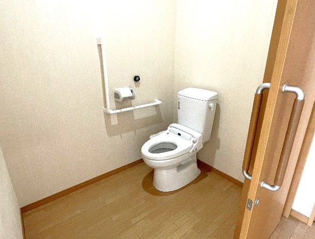 車椅子を使う入居者に配慮して手すりが設置されているトイレ