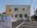 2階建ての建物と駐車場