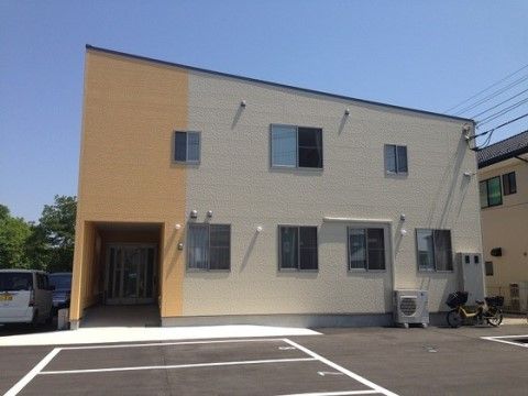ツートーンカラーで2階建ての建物