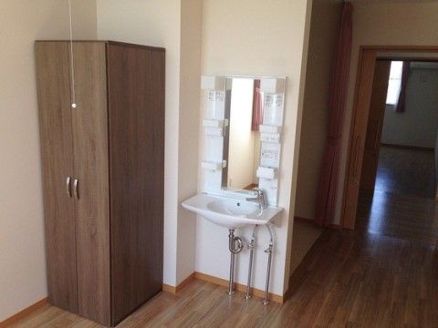 タンスや洗面台が設置された居室