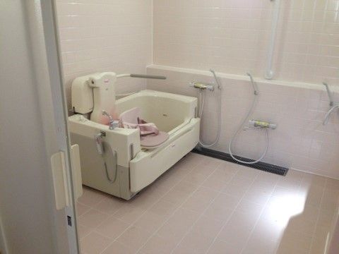 介護用の機器が設置された浴室