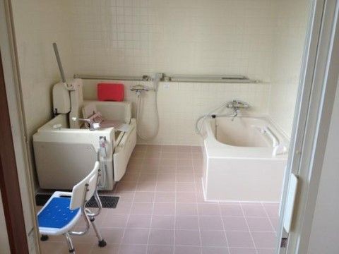 介護用の機器が設置された浴室