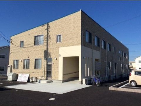青い空と2階建ての建物
