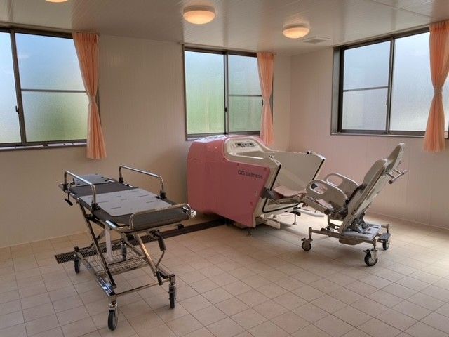 介護用の機器が設置された浴室