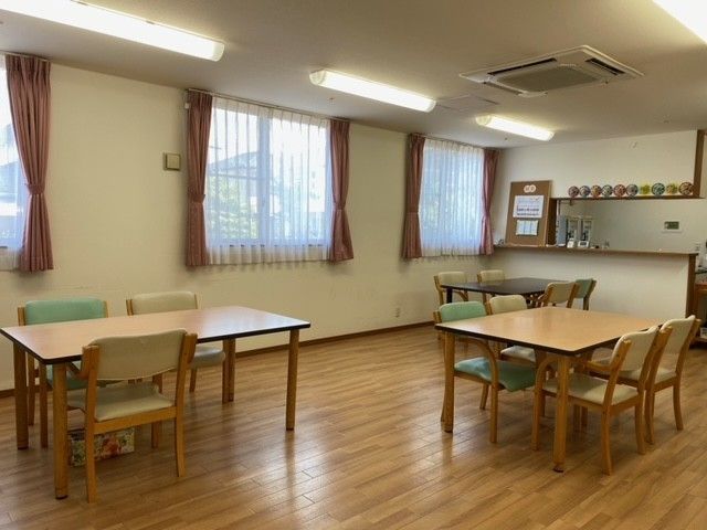 テーブルと椅子が複数設置されたリビング