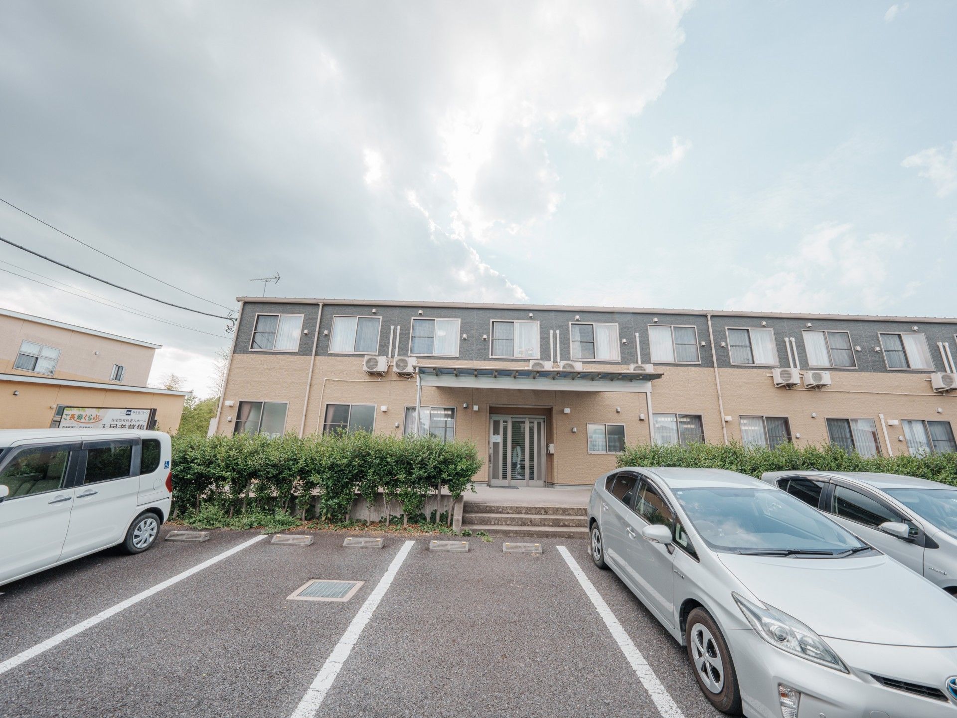 ゆったり駐車場のある建物