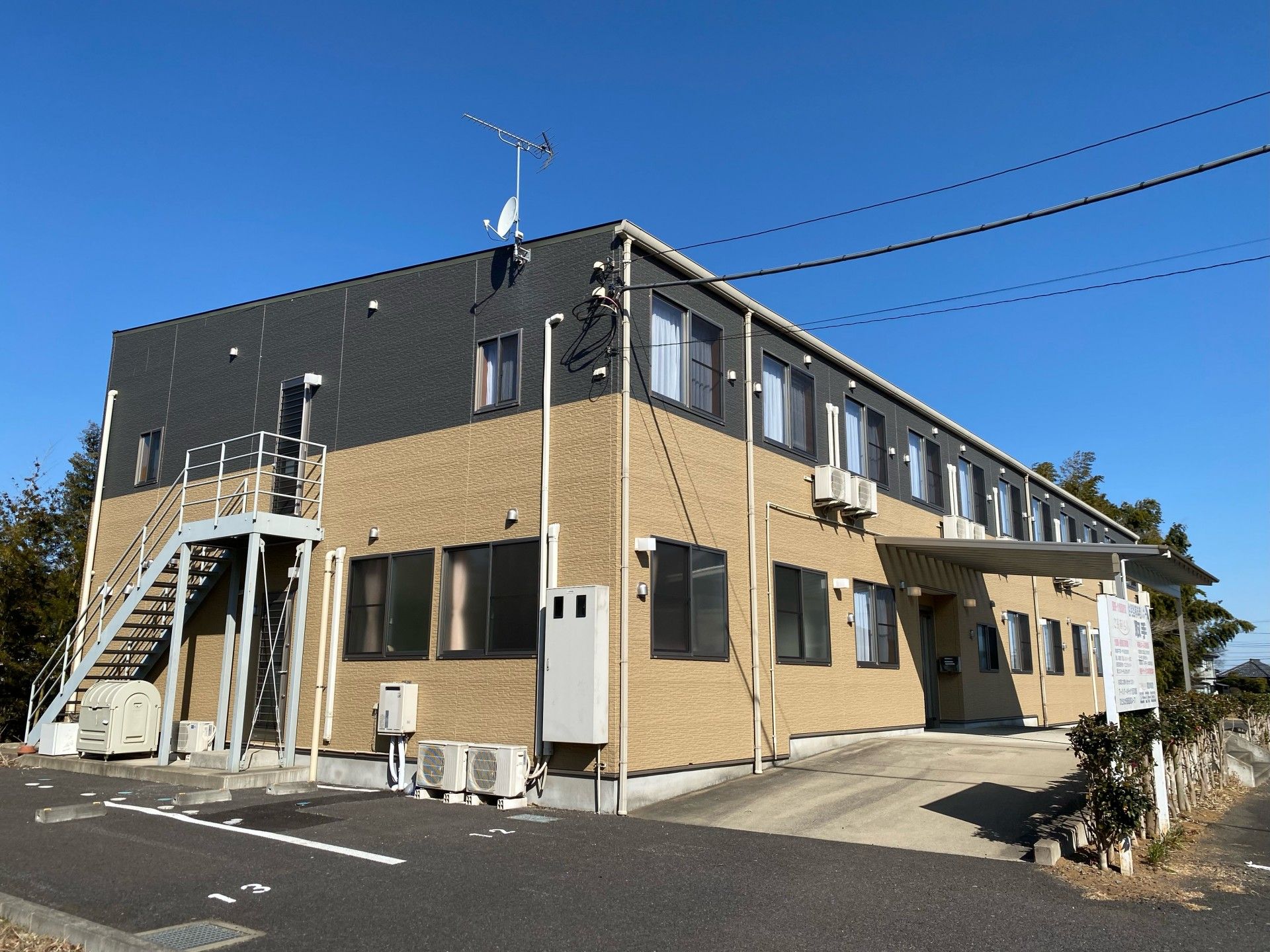 2階建ての建物と駐車場