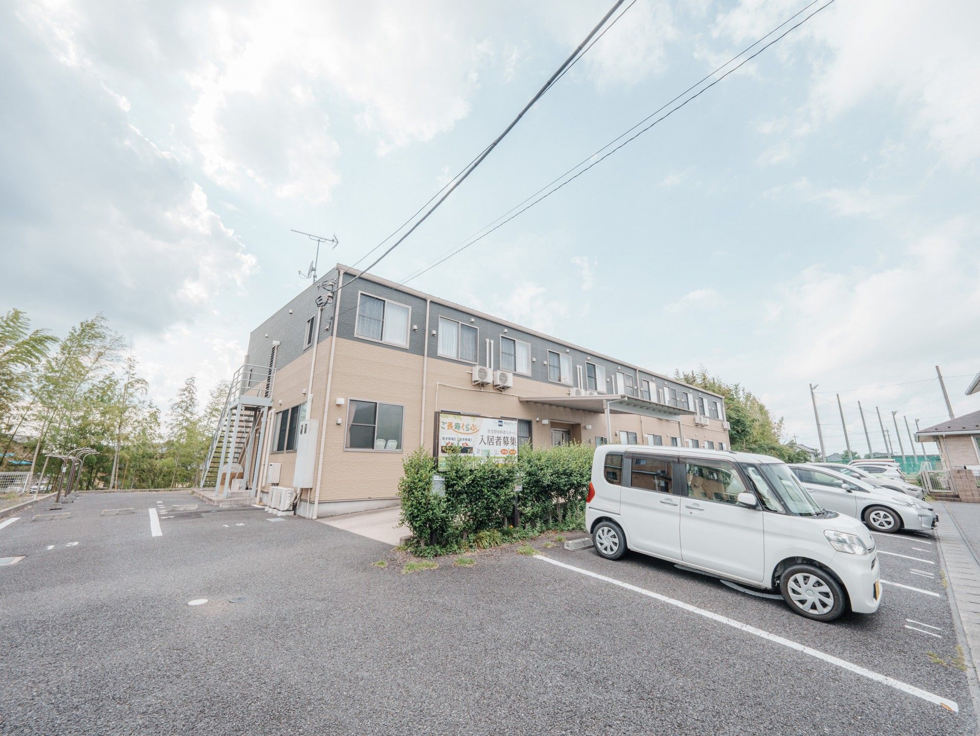 ゆとりある駐車場の建物