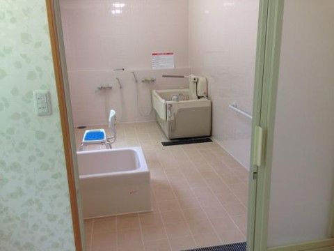 シャワーチェアーが設置された浴室