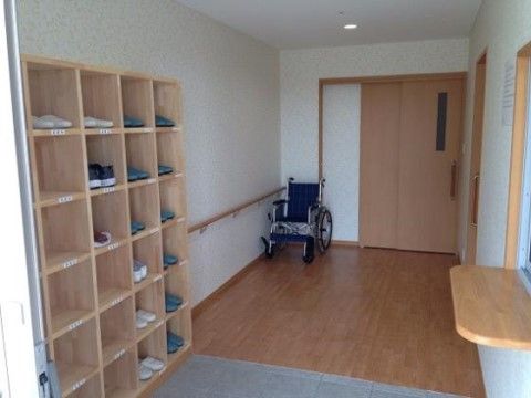 靴箱や窓口が設置されたエントランス