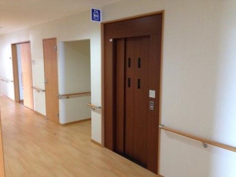 壁に手すりが設置された廊下