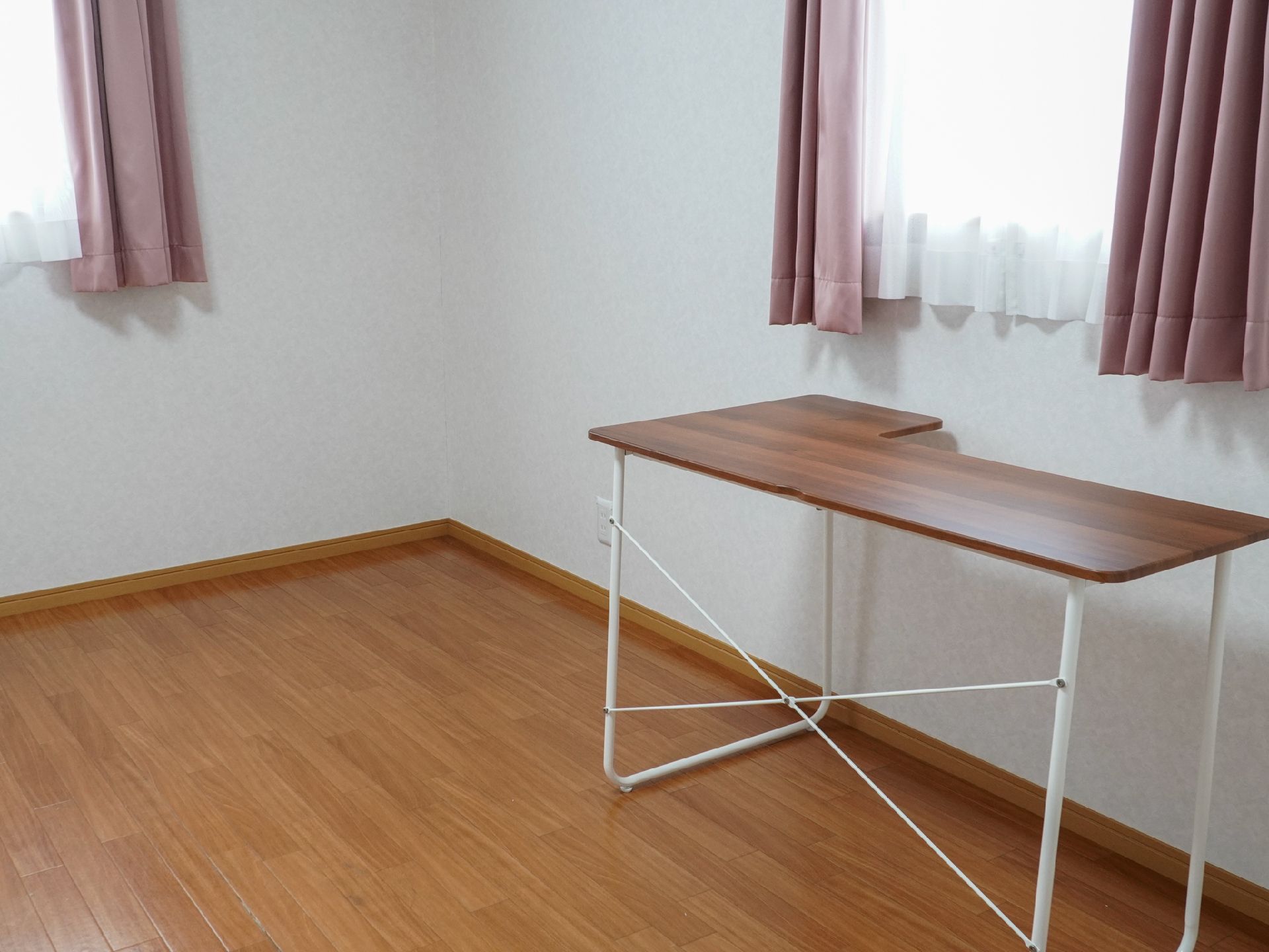 テーブルが設置されている居室