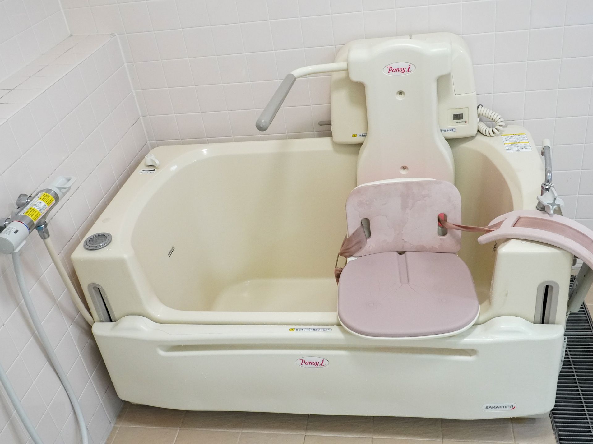 介護入浴用機器があり、入居者に配慮した浴室