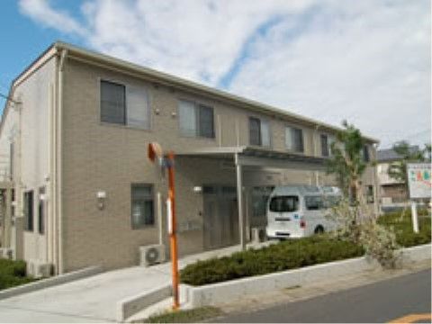 車寄せが設置された2階建ての建物