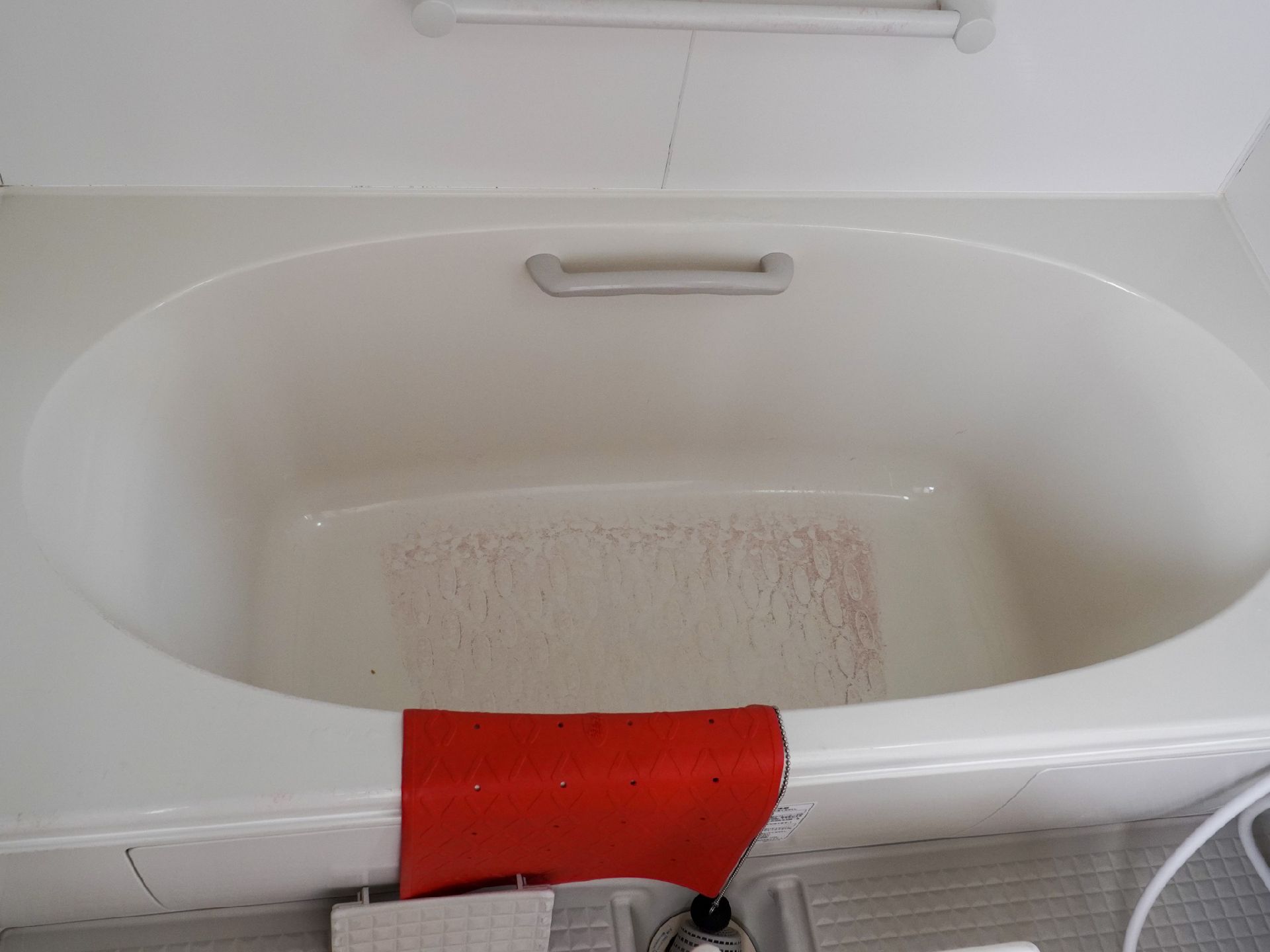 床に滑りにくい床材が使用されている浴室