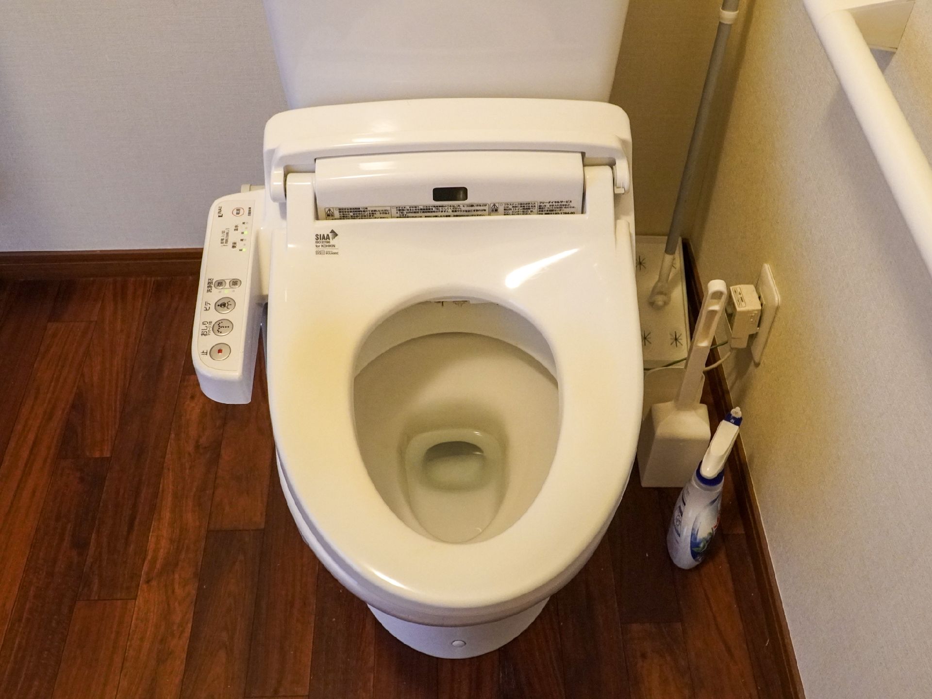 L型手すりが設置され、バリアフリー化されているトイレ