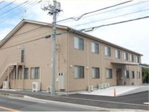 灰色の介護施設の外観