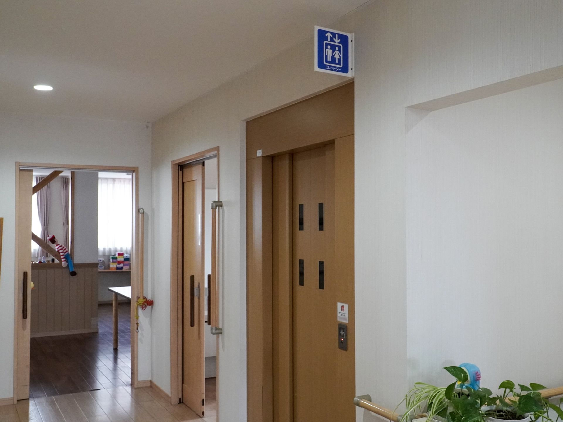 車椅子や杖を使用している方でも安全に利用できるエレベーター