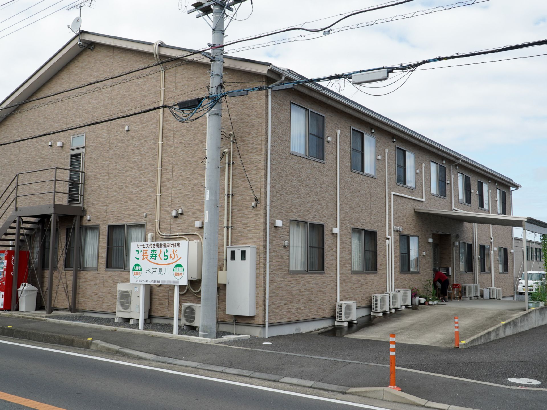 ブラウンを基調としたモダンな色合いの、介護施設の外観