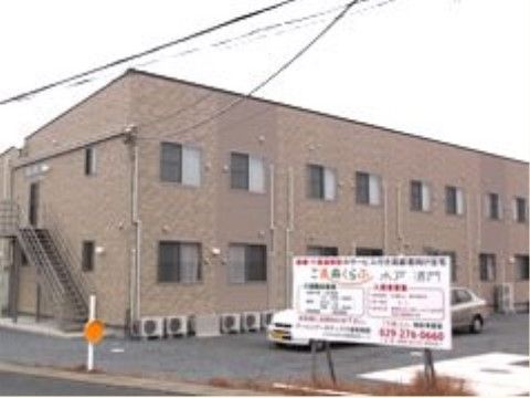 駐車場のある介護施設の外観
