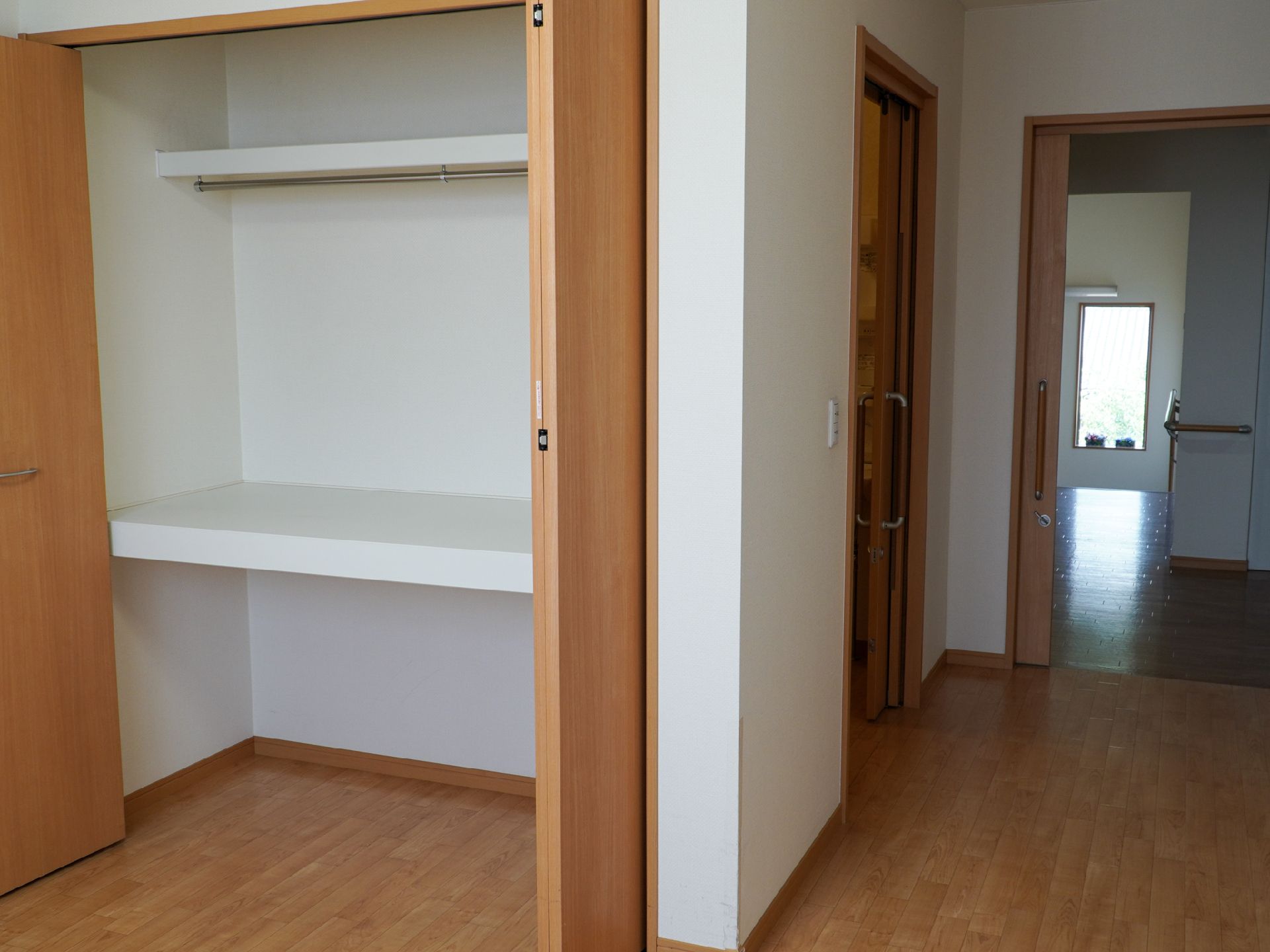自宅から持ってきた洋服を掛けることができる居室のクローゼット