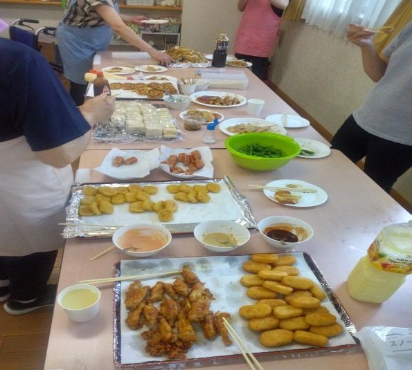料理が並ぶテーブル