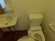 介護施設の明るいトイレの内観