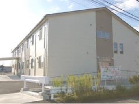 ２階建ての介護施設の外観