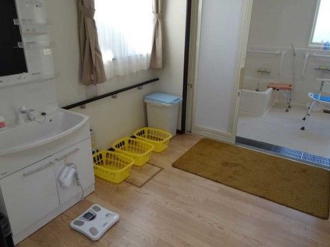 カゴが置いてある脱衣所