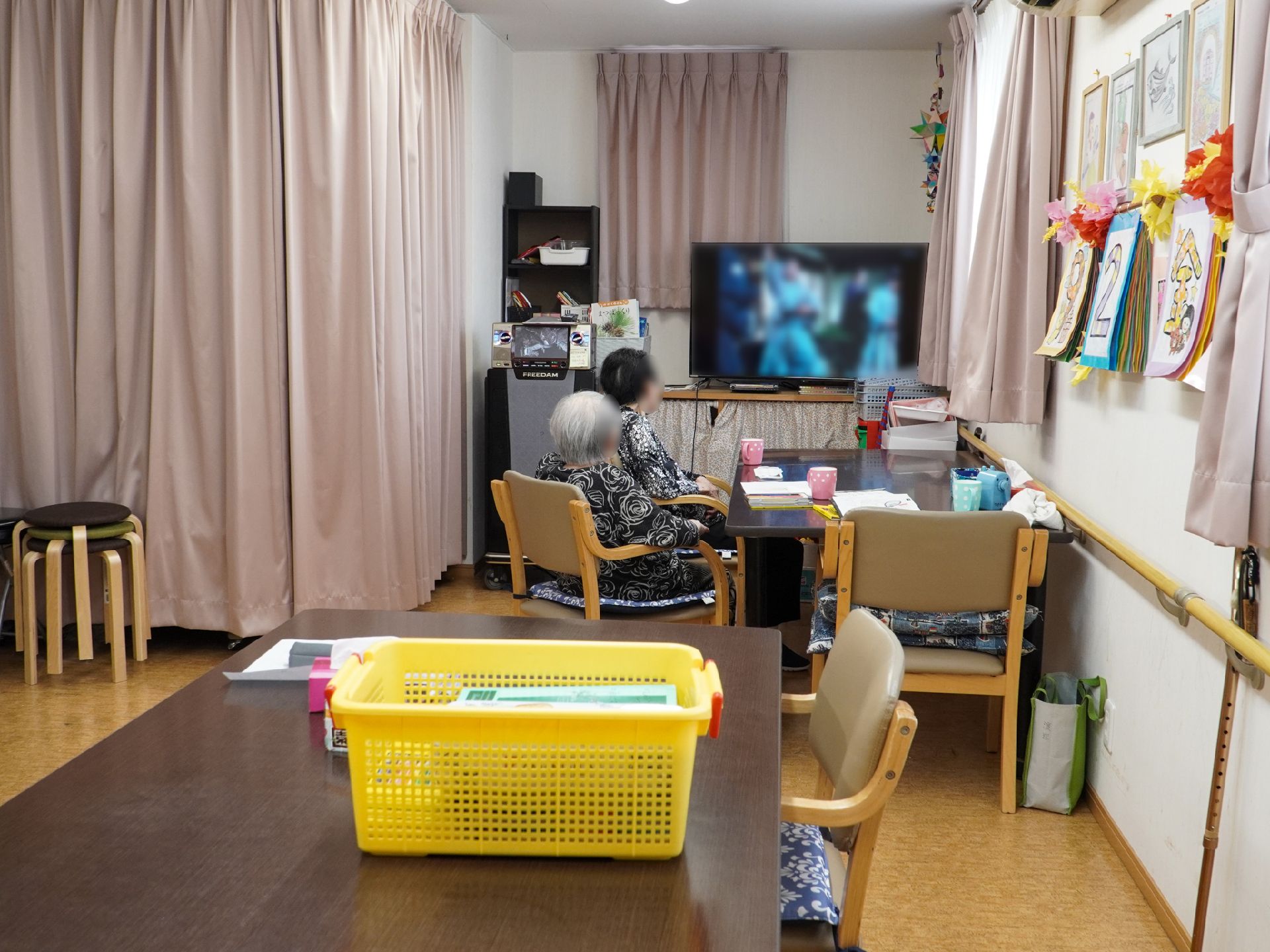 テレビや椅子テーブルを備えた共有スペース