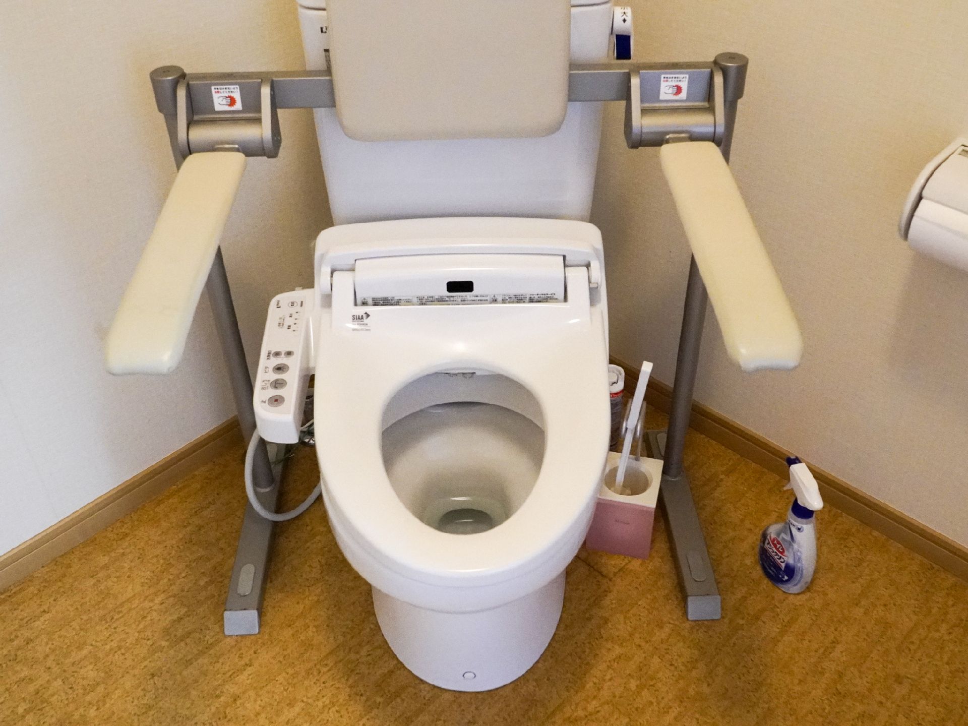 手すりのあるトイレ