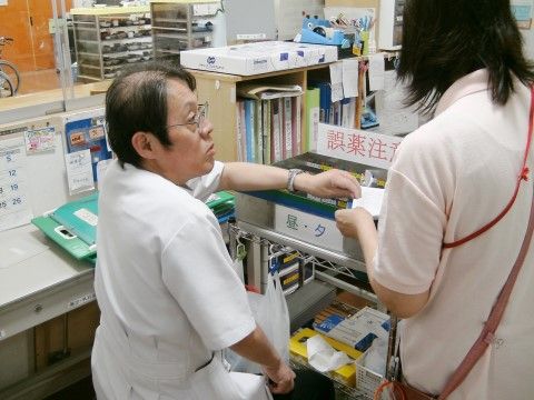 事務所で入居者様の申し送りを行っている看護師とスタッフ